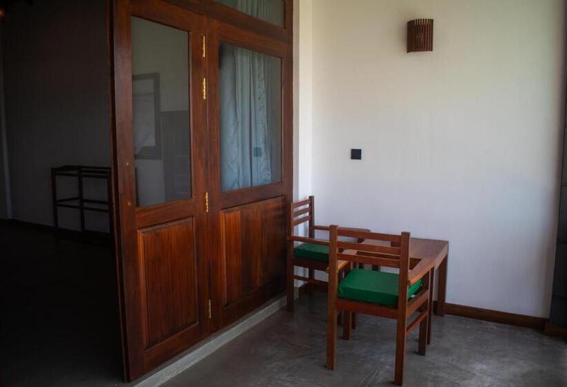 Номер Deluxe, The Green Rooms Surf & Yoga Camp   On The Beach   Prime Location Renovated 2024