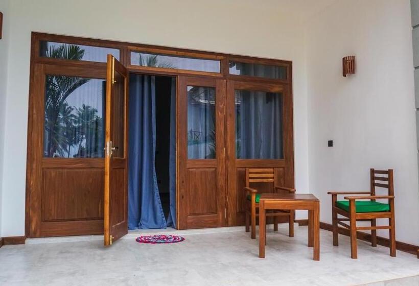 Номер Deluxe, The Green Rooms Surf & Yoga Camp   On The Beach   Prime Location Renovated 2024