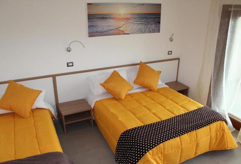 Трехместный Номер Стандарт с Балконом, Navicri B&b
