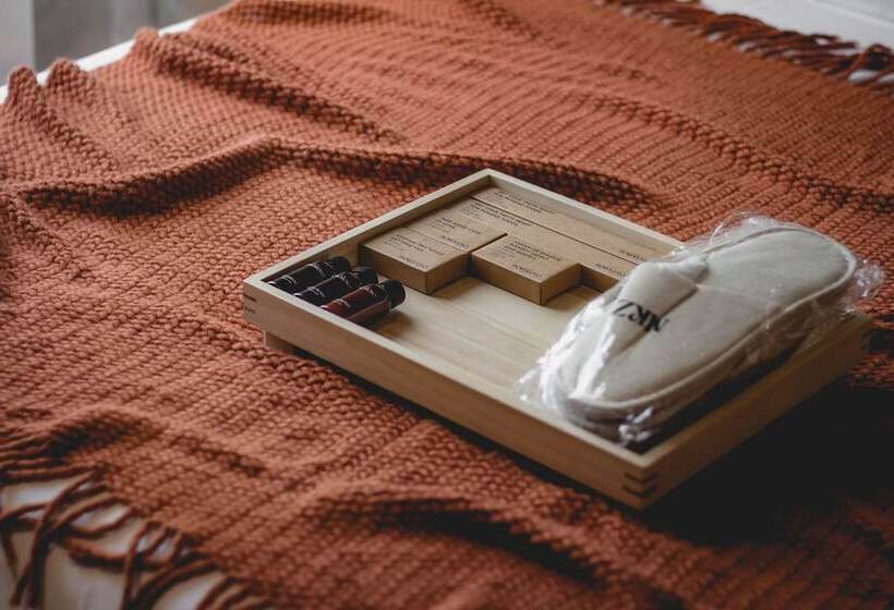 Номер Deluxe, Mokozoyo