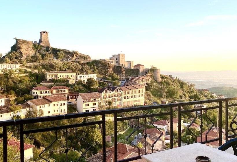 标准三人间, Panorama Kruje View On The Castle And The Old Town