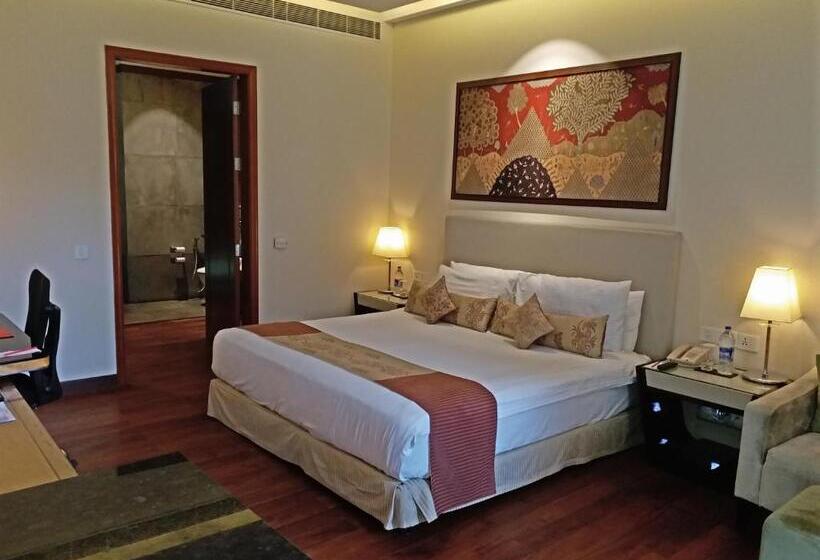 Номер Superior Кровать Кинг, Taj Damdama Lake Resort & Spa, Gurugram