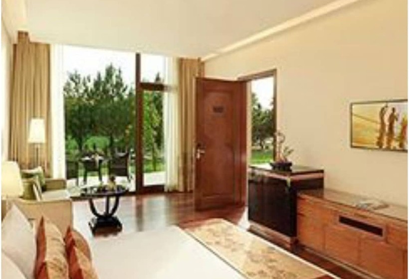 Номер Superior, Taj Damdama Lake Resort & Spa, Gurugram