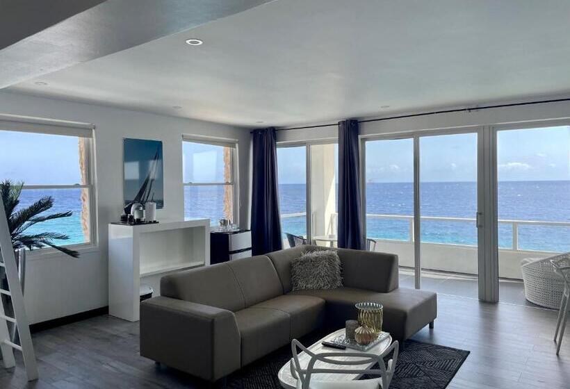 سوییت جونیور با چشم‌انداز دریا, Saint Tropez Boutique