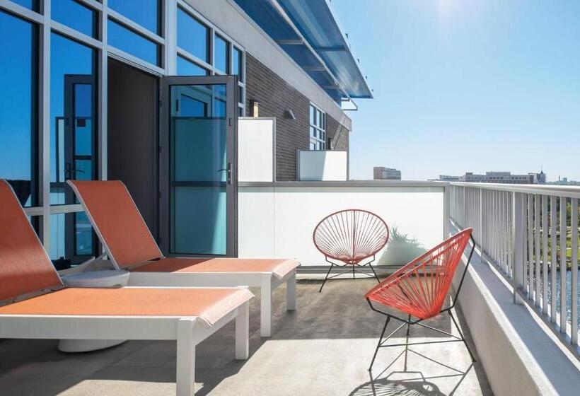 Люкс с Балконом, Aloft Tampa Downtown