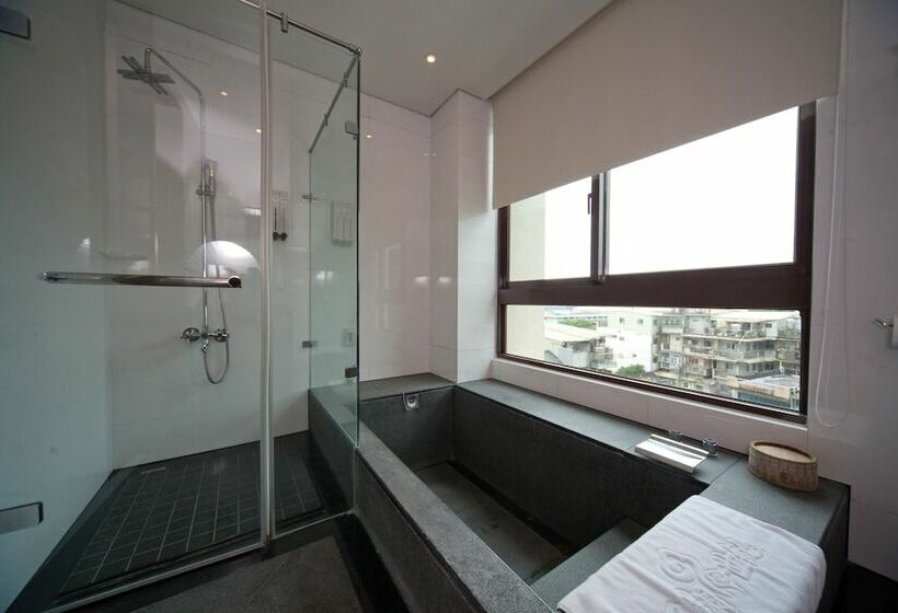 اتاق لوکس, Crownshine Resort