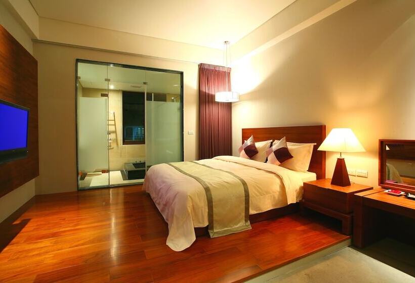 اتاق خانوادگی, Crownshine Resort