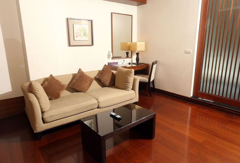 سوییت لوکس, Crownshine Resort