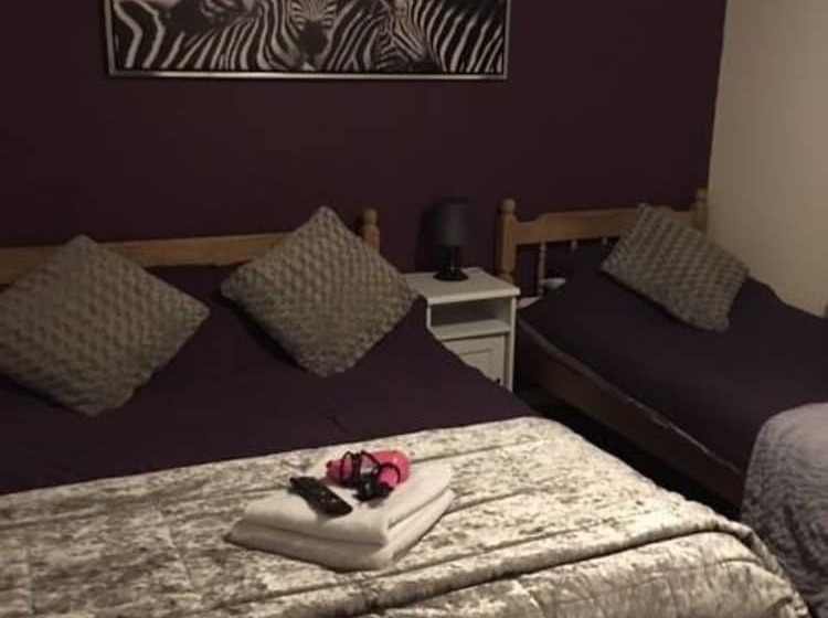اتاق خانوادگی, Hathway House Accommodation