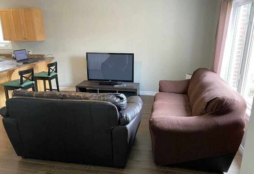 اتاق لوکس, Kingston Comfort Suites   Unit 2