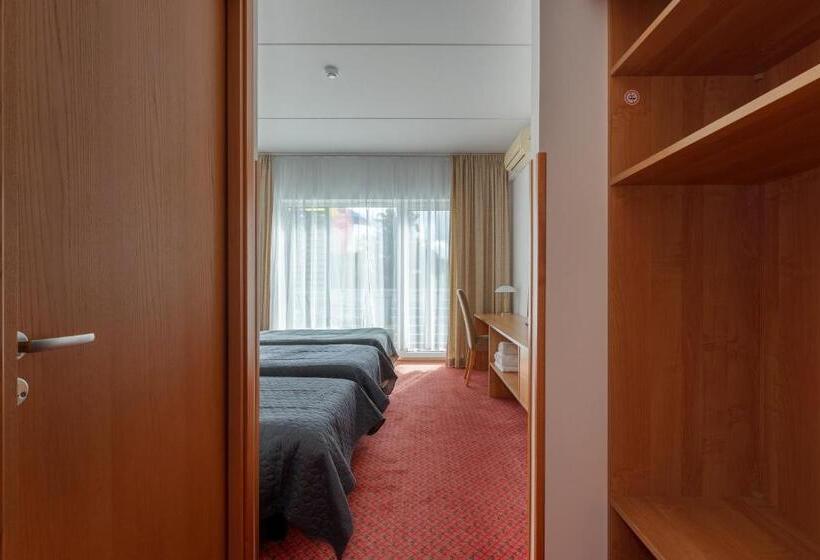 اتاق استاندارد سه تخته با بالکن, Raadimõisa Hotell