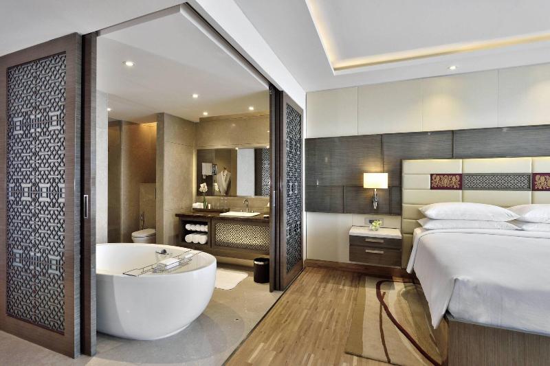اتاق لوکس با چشم‌انداز استخر, Jw Marriott Mumbai Sahar Airport