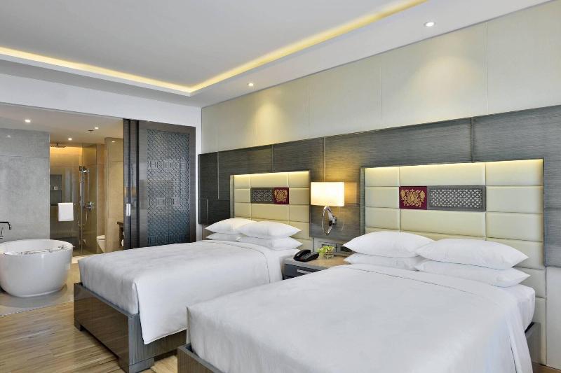 اتاق لوکس با چشم‌انداز استخر, Jw Marriott Mumbai Sahar Airport