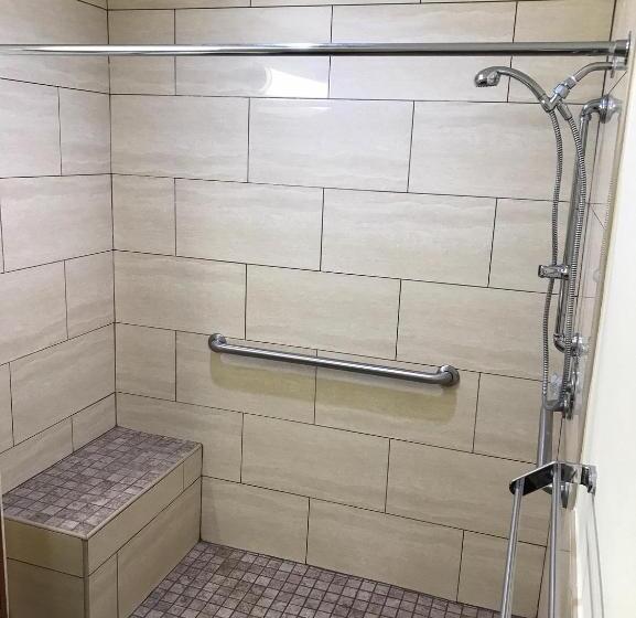 장애인을 위한 스탠다드 룸, Simply Home Inn & Suites   Riverside