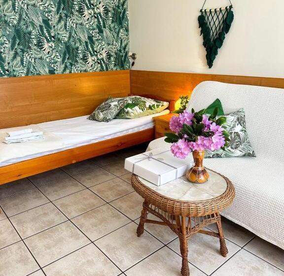 Standard Triple Room with Terrace, Pokoje Gościnne Azaliowa 34 Mielno