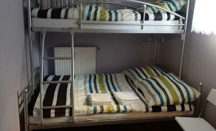 غرفة قياسية ثلاثية, Hostel52