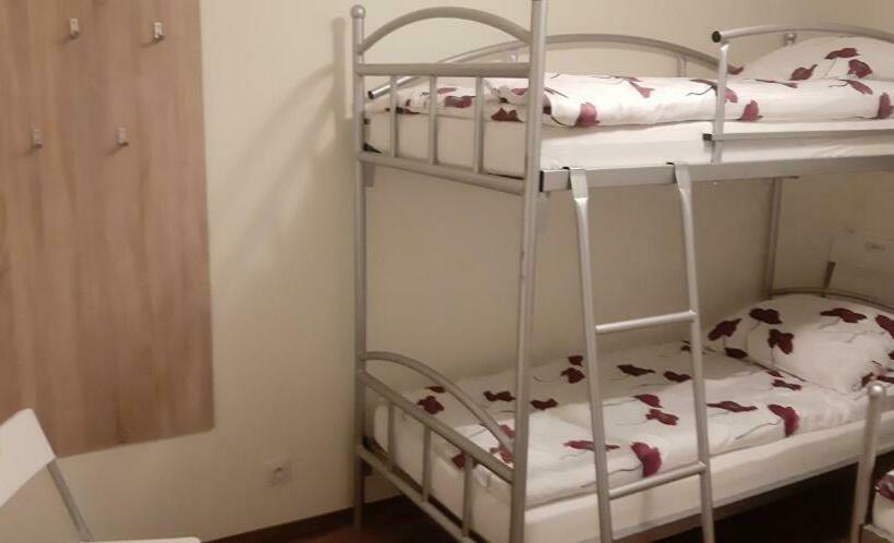 غرفة عائلية, Hostel52
