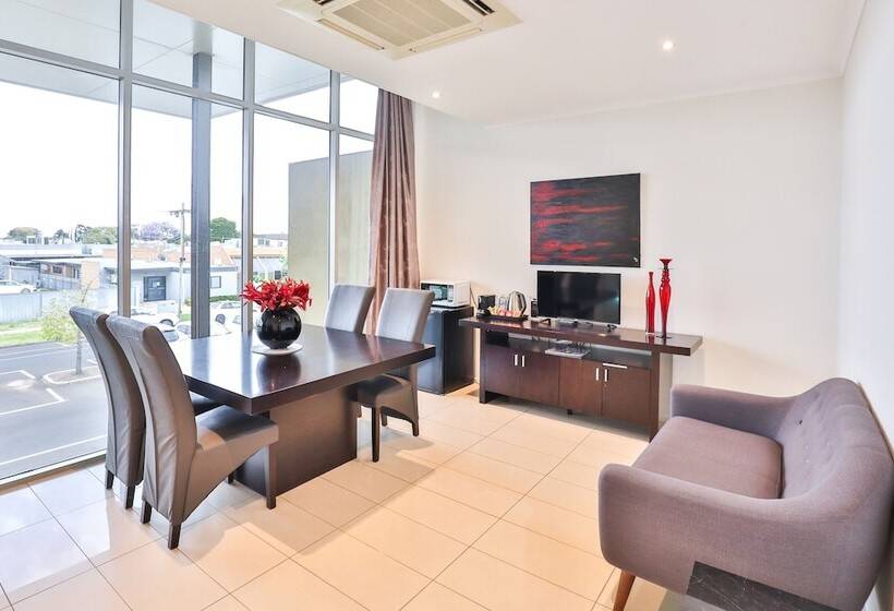 스탠다드 스튜디오, Indulge Apartments   Langtree