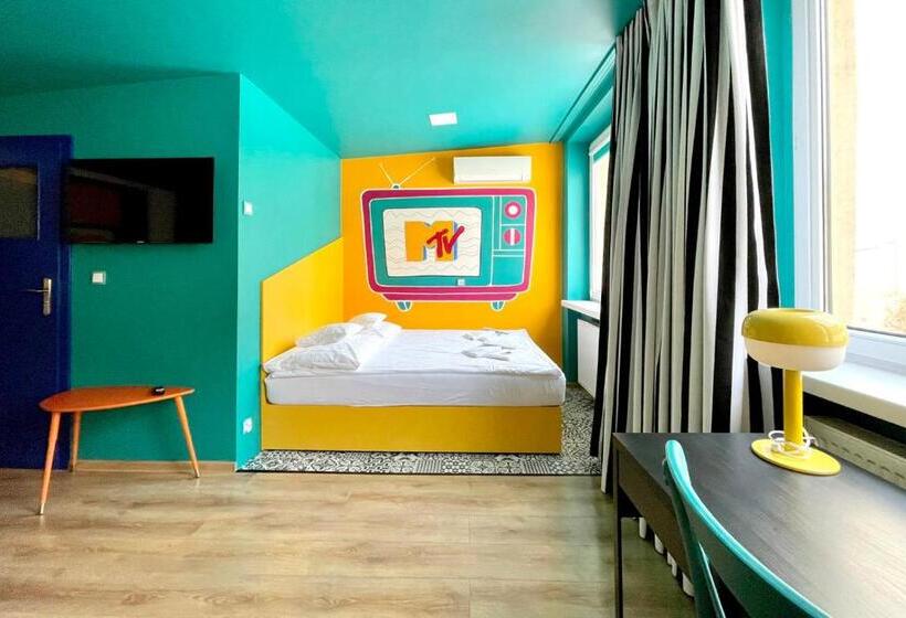 Номер Deluxe, Good Times House