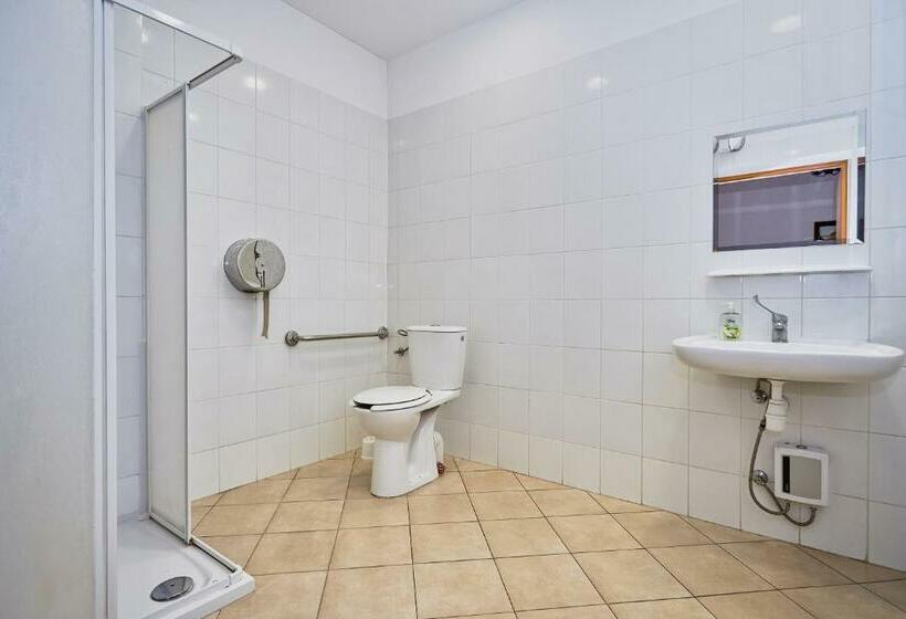 Номер Стандарт Трехместный, Quadrans Hostel And Caffee Na Dworcu Kolejowym Modlin 7 Min Jazdy Lotniskowym Autobusem Wahadłowym