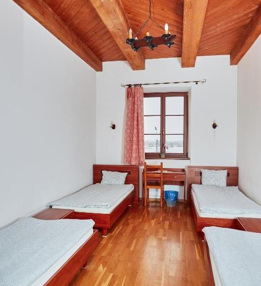 Номер Стандарт Четырехместный Совместный Санузел, Quadrans Hostel And Caffee Na Dworcu Kolejowym Modlin 7 Min Jazdy Lotniskowym Autobusem Wahadłowym
