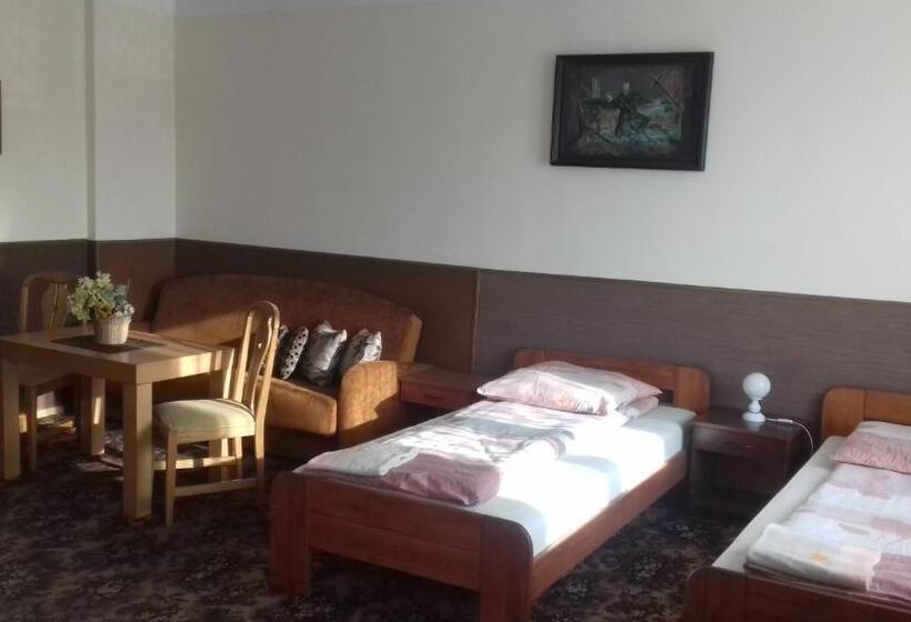 חדר סטנדרט לארבעה, Hostel Jax