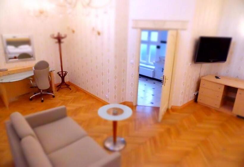 Студия Стандарт, Noclegi U Kawalca
