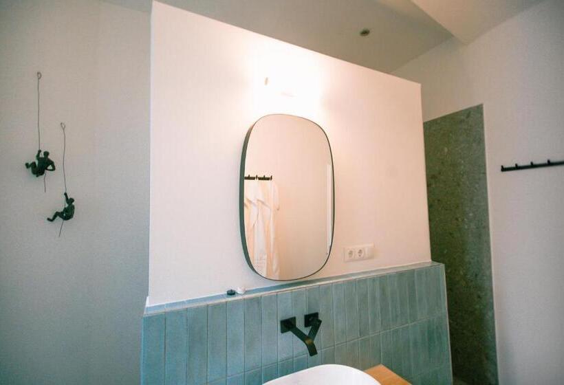 استودیوی استاندارد, The Weinert Suites