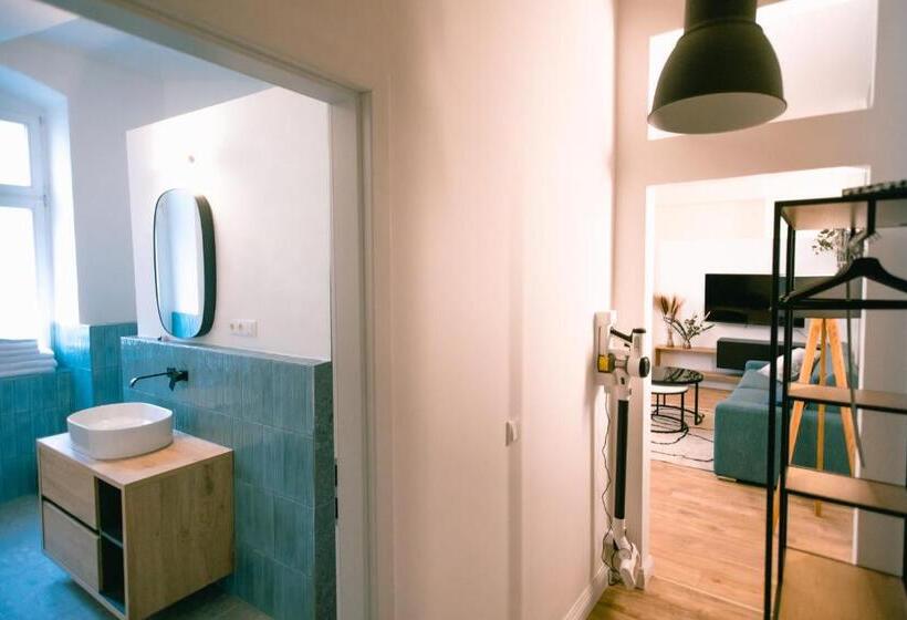 استودیوی استاندارد, The Weinert Suites