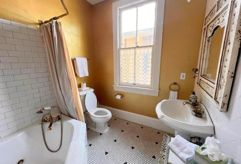 اتاق سوپریور با تخت بزرگ, 1001 Nights Historic Bed And Breakfast Adults Only