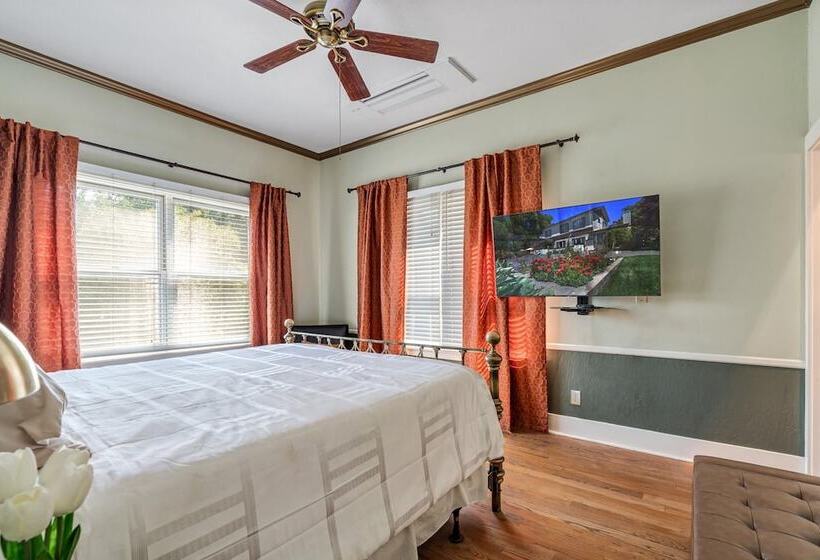 带大床的标准间, Cinnamon Bear Creekside Inn