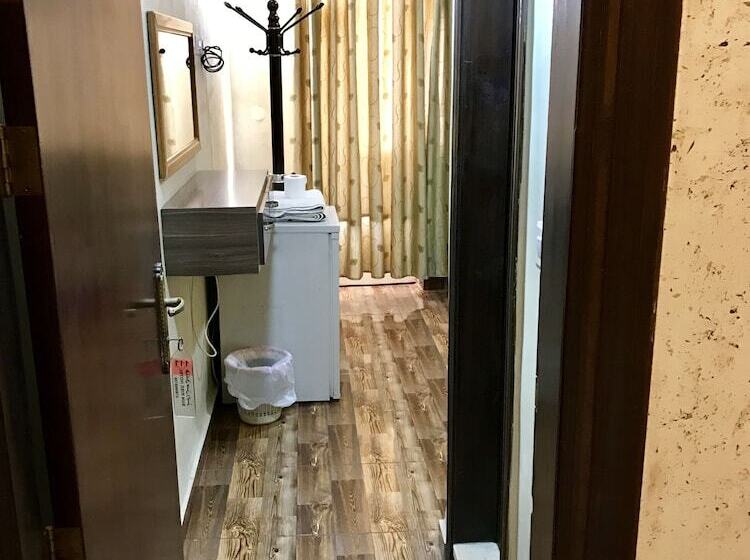 اتاق استاندارد یک نفره, Sun Rise Hotel & Hostel & Tours