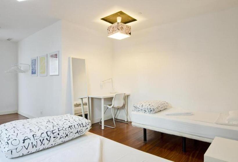 Standard Triple Room Shared Bathroom, Lisbon Destination Hostel