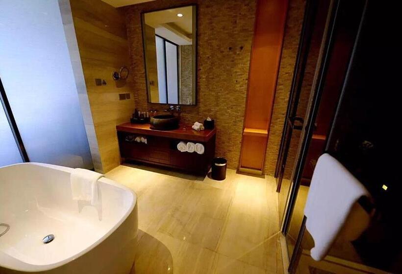 Номер Deluxe, Hualuxe Yangjiang City Center, An Ihg