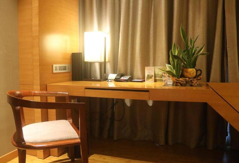 Номер Deluxe, Hualuxe Yangjiang City Center, An Ihg