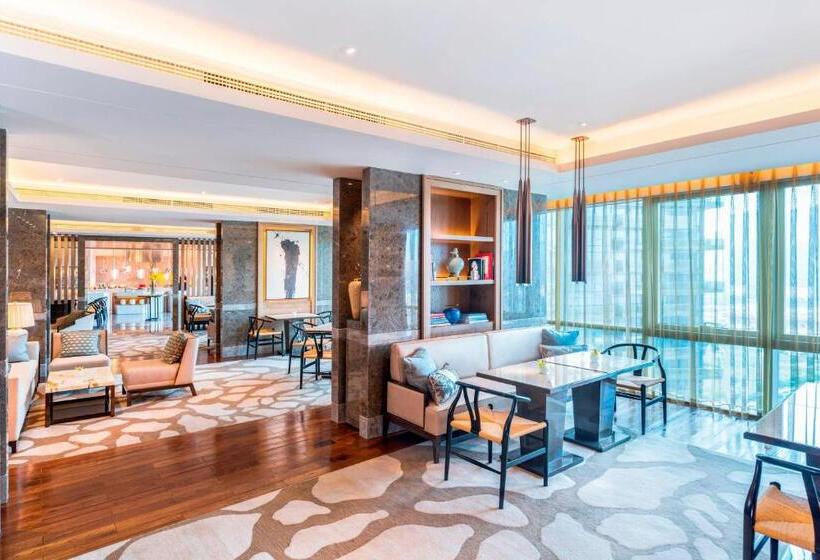 带大床的俱乐部房间, Sheraton Zhuhai