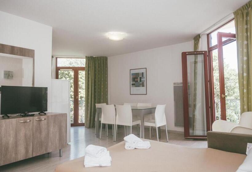 Апартаменты 2 Спальни, Terres De France   Appart Hotel Le Splendid
