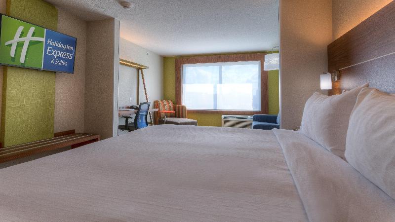 מיטת קינג בסוויטה, Holiday Inn Express & Suites Tulsa Midtown, An Ihg