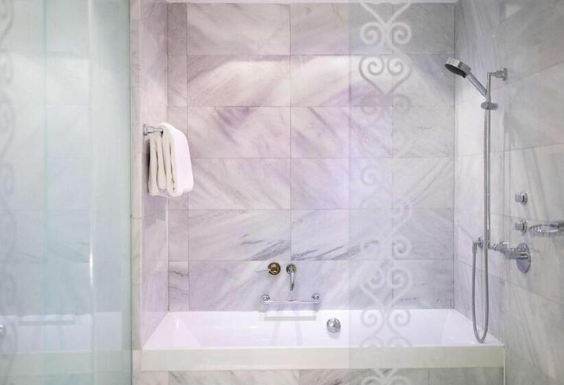 اتاق استاندارد با چشم‌انداز دریاچه, Hyatt Regency Dushanbe