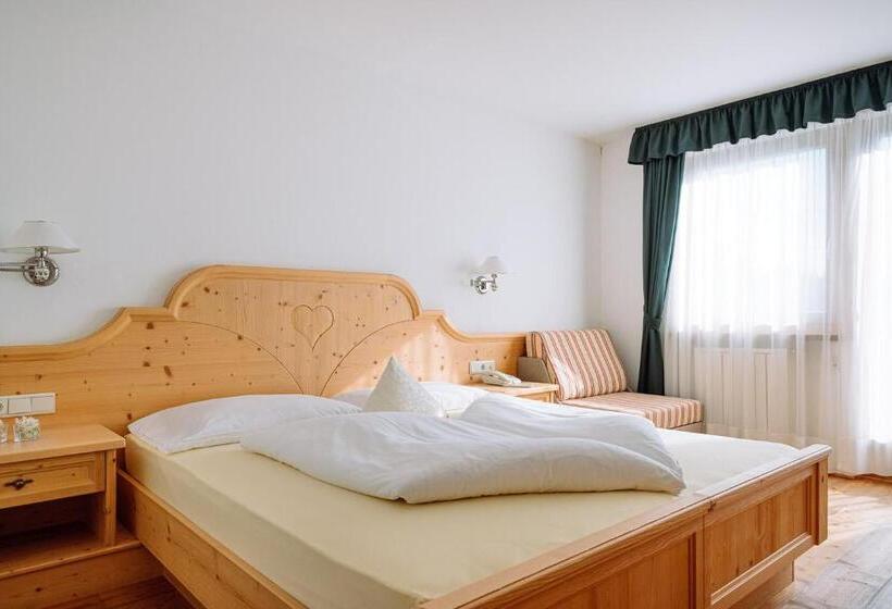 اتاق سوپریور با چشم‌انداز, Naturhotel Miraval