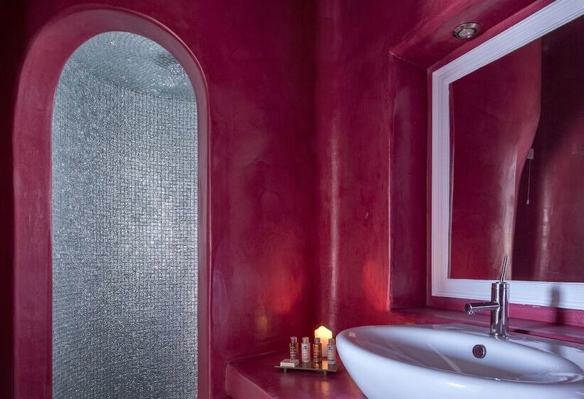 سوییت اجرایی, Skyfall Suites  Adults Only