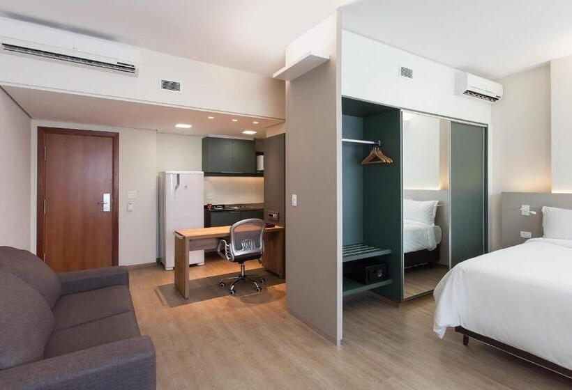 מיטת קינג בסוויטה, Esuites Virgínia Luxemburgo