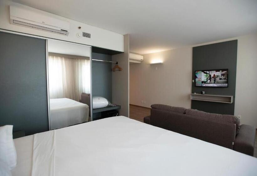 מיטת קינג בסוויטה, Esuites Virgínia Luxemburgo