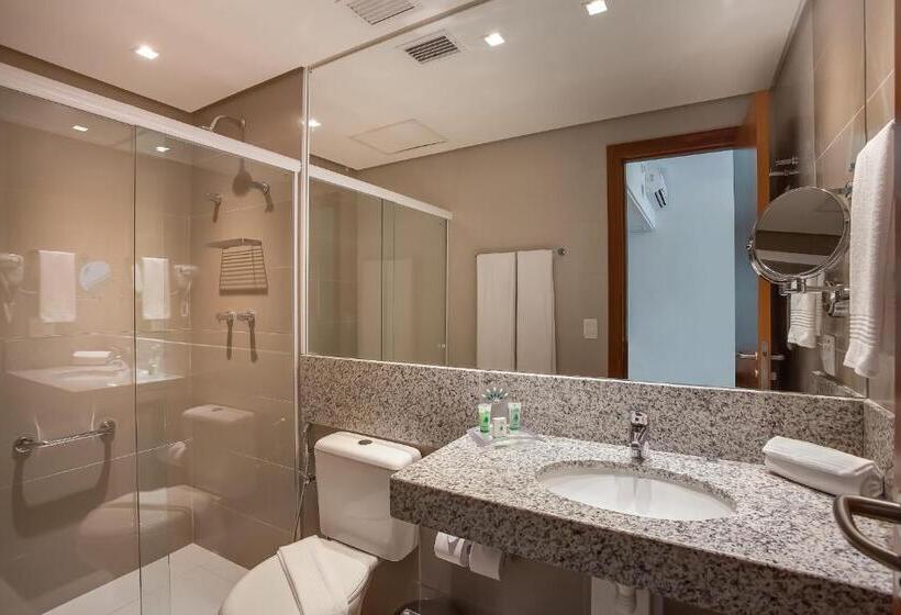 מיטת קינג בסוויטה, Esuites Virgínia Luxemburgo