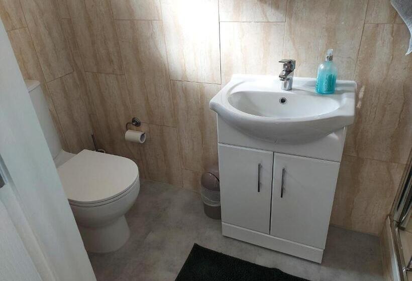 Семейный Номер, Apple House Wembley