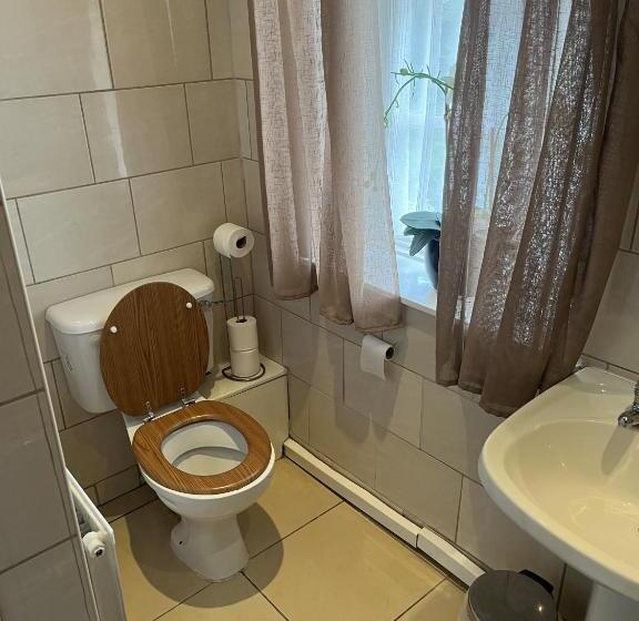 Кровать в Общей Комнате, Beverley Budget Inn