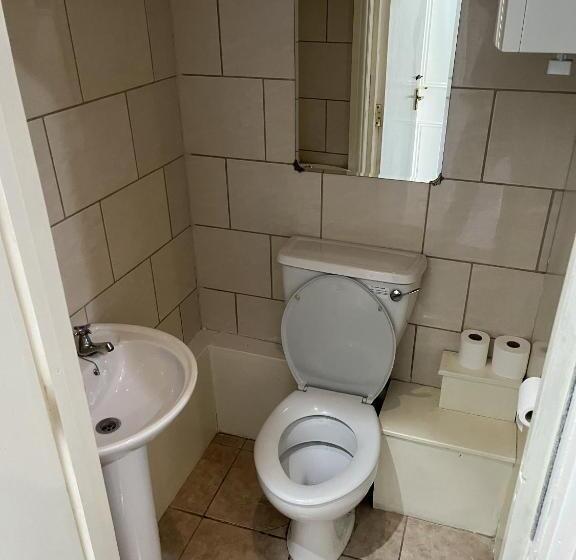 Номер Стандарт Четырехместный Совместный Санузел, Beverley Budget Inn