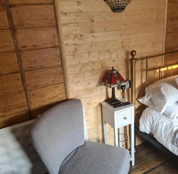 اتاق استاندارد, Stonehenge Inn & Shepherds Huts
