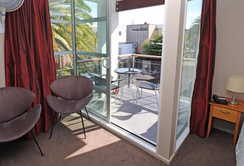 استودیوی لوکس, Sumner Bay Motel