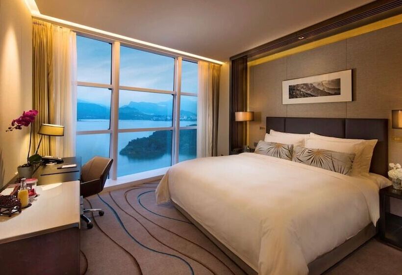 اتاق لوکس با چشم‌انداز دریاچه, Sunrise Kempinski